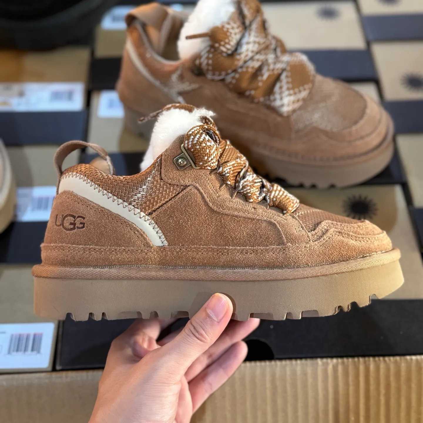 Local 💰600 Settlement in store 250 OEM grade 4032 Mel series Top workmanship level Super stable version ✔️ Good looks and texture online Suede leather + low-key logo look retro Classic two-color shoelaces can be worn as one shoe or two ✔️ So comfortable that you want to weld your feet on it Super light material + 5cm thick sole No tired feet after heightening Wool insoles are warm and breathable No stress on commuting and shopping all day long ✔️ I love the details: wide shoelaces for photos, sizes 34-40 are suitable for various foot types, slight stains can be wiped clean with a damp cloth, and the loose feeling in early autumn depends entirely on it. You can close your eyes and avoid stepping on thunder! 👟